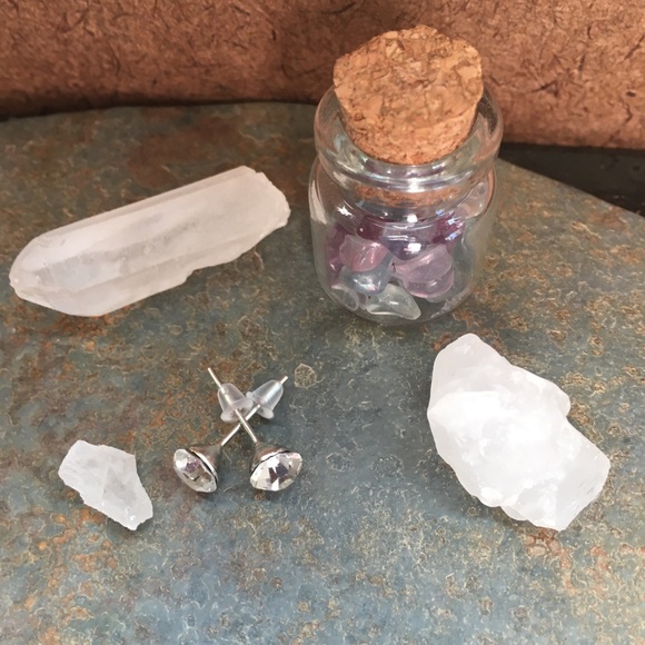 🎈Sale 🎈 2 for $10 NWOT April birthday Crystal look  earrings posts - Picture 3 of 5